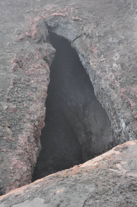 Fenda por onde passava o rio de lava do vulcão Pacaya, próximo à Antigua, na Guatemala